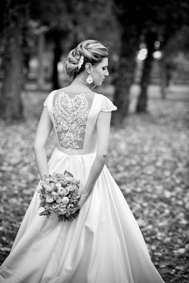 Spokojná nevesta vo svadobných šatách Victoria od Tina Valerdi