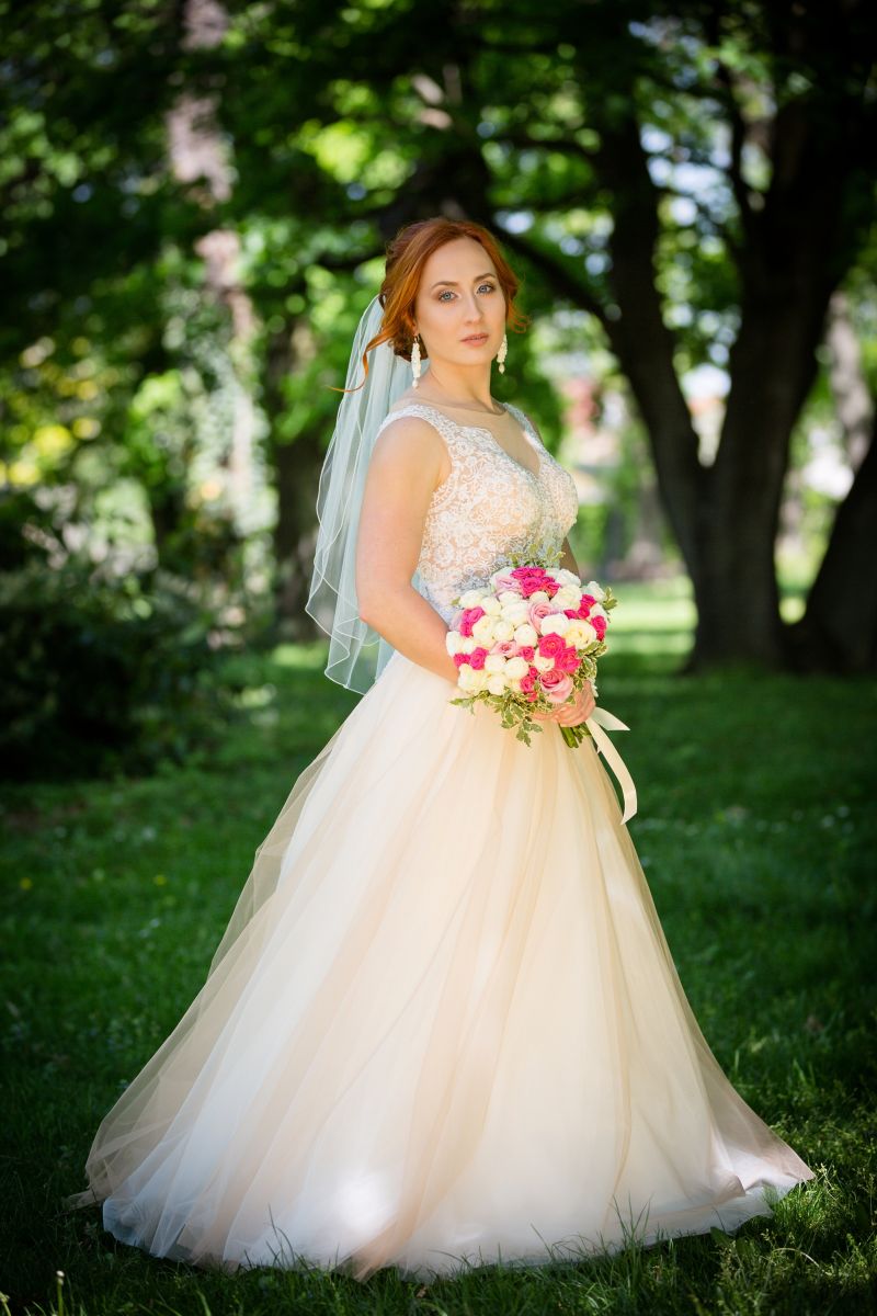 Spokojná nevesta vo svadobných šatách Trinity zo svadobného salónu EvaMária Sereď