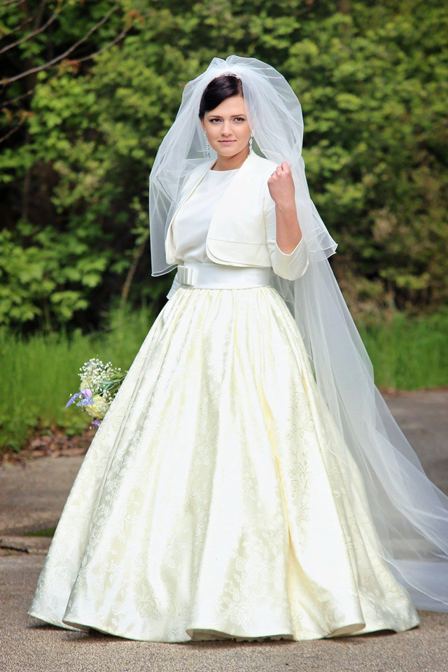 Prekrásna nevesta vo svadobných šatách šitých na mieru vo svadobnom centre EvaMária