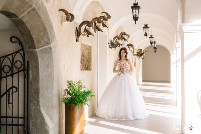 Spokojná nevesta v šatách šitých na mieru vo svadobnom centre EvaMária