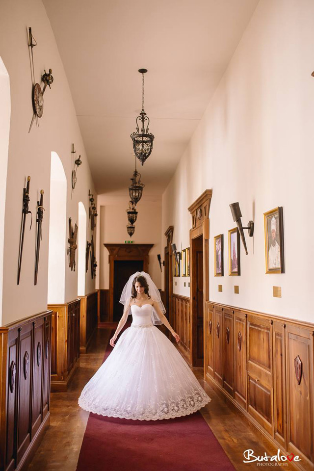 Nevesta Janka vo svadobných šatách šitých na mieru vo svadobnom centre EvaMária