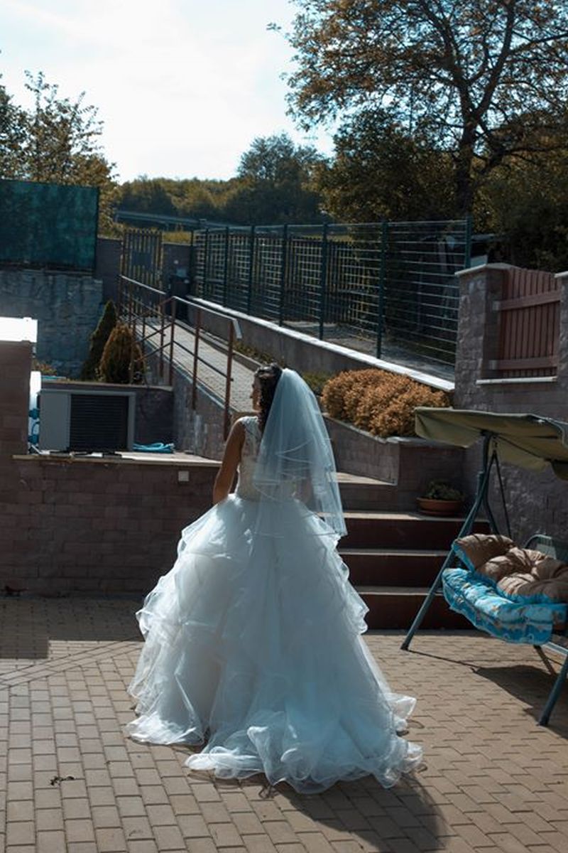 Spokojná nevesta vo svadobných šatách Tamiris zo svadobného salónu EvaMária Sereď